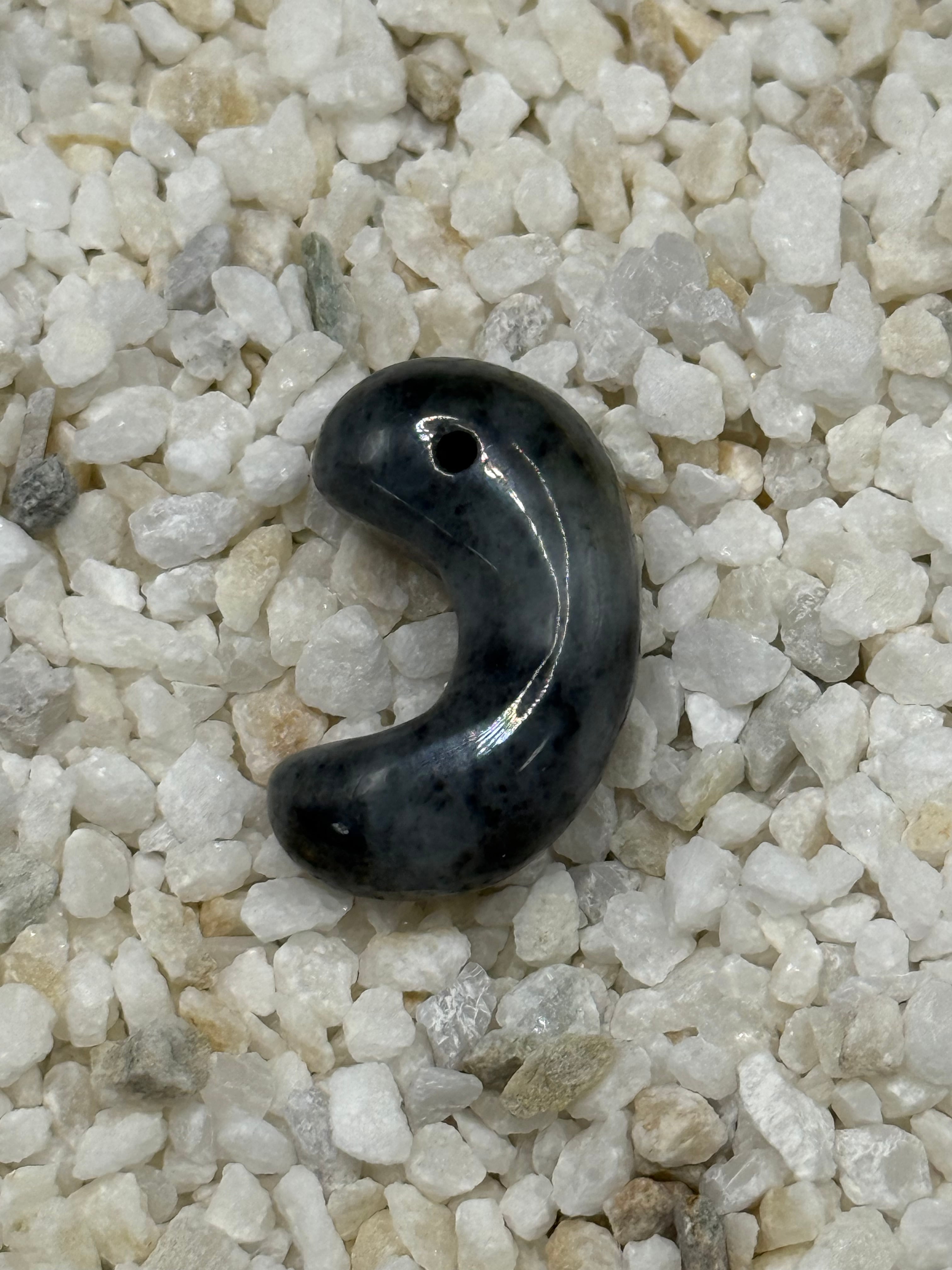 糸魚川翡翠 勾玉 040