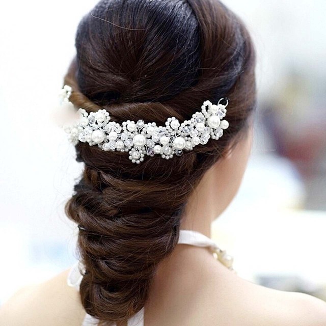 【送料無料】 パールヘッドドレス ヘアアクセサリー クリアビーズ 白 ホワイト 韓国 レディース  オルチャン ブライダル 結婚式 挙式 二次会 パーティー 女性 婦人 髪飾り まとめ髪 定番 ベーシック かわいい おしゃれ きれいめ 上品  ヘアアレンジ 髪留め 可憐 清楚 ゴージャス 華やか キュート 大人 子供 キッズ プリンセス プレゼント ギフト ラブリー  かわいい 大人かわいい ロマンティック ロリータ お嬢様 お姫様 大人女子 オトナ女子 イベント こなれ感 シック 夜会巻き