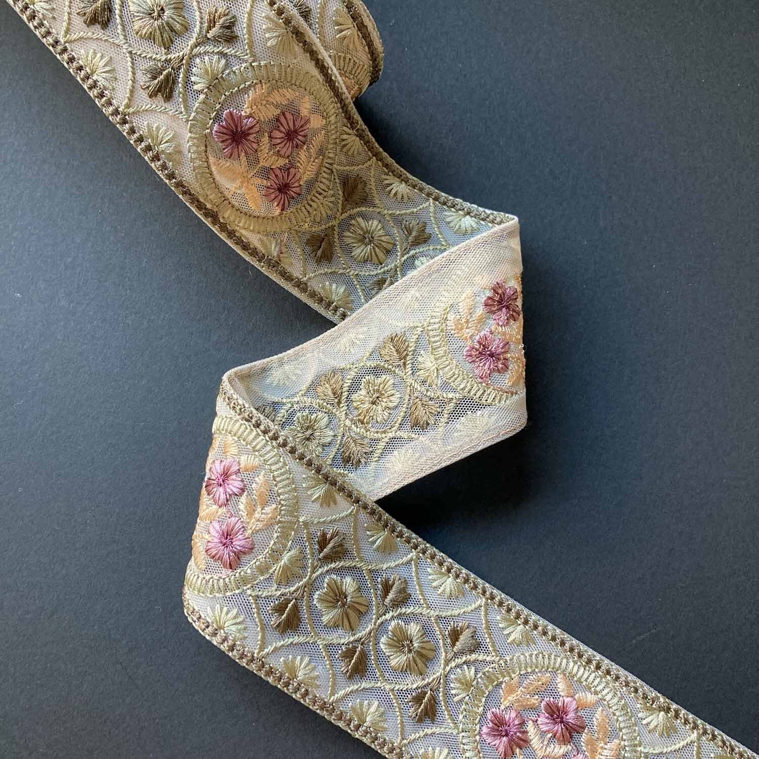 額縁お花と幾何学模様のインド刺繍チュールレース（50cm〜） | Dua