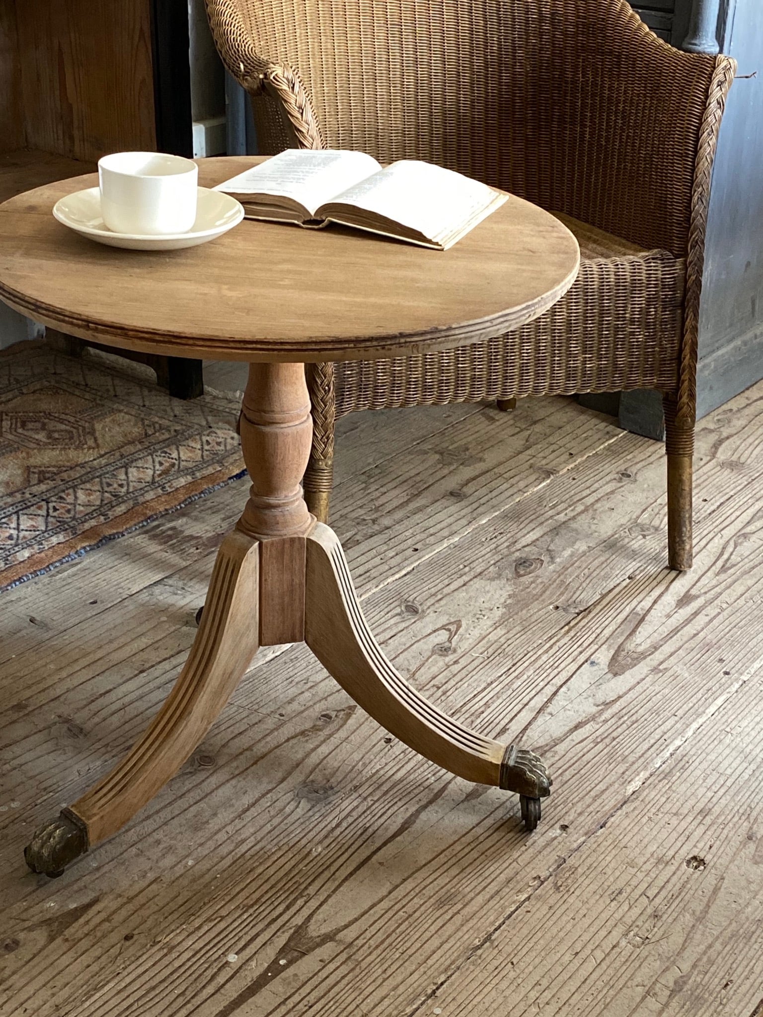 Round Side Table (A22-9)