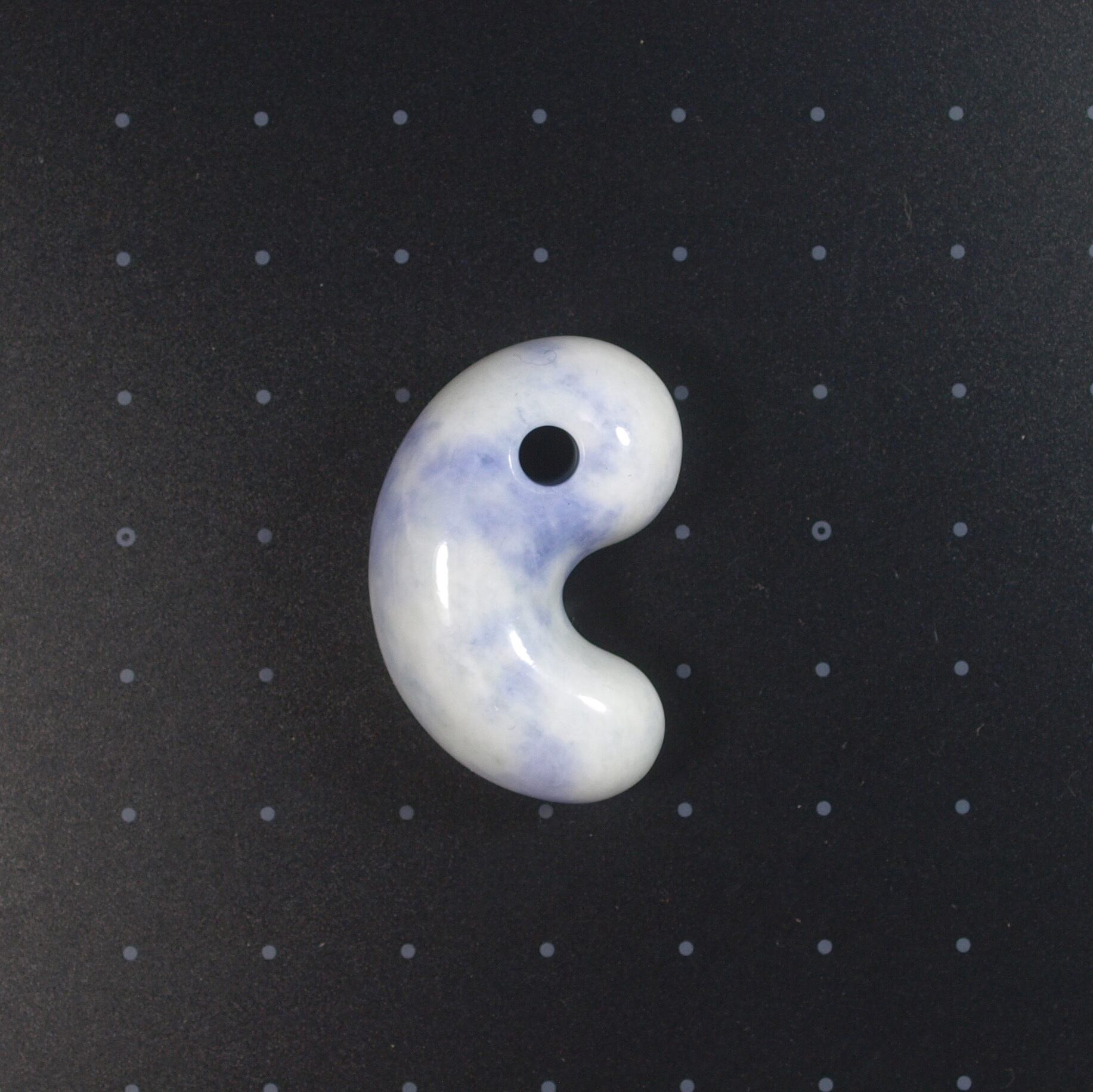 糸魚川翡翠 ラベンダー ヒスイ まがたま 勾玉 16.5g Lavender Jadeite
