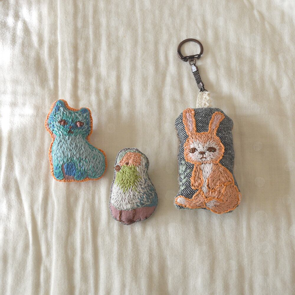 「ねこ」刺繍ブローチ:刺繍の森
