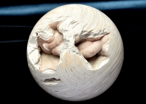 魂が求める道と聖なるものとの一体感をもたらす石