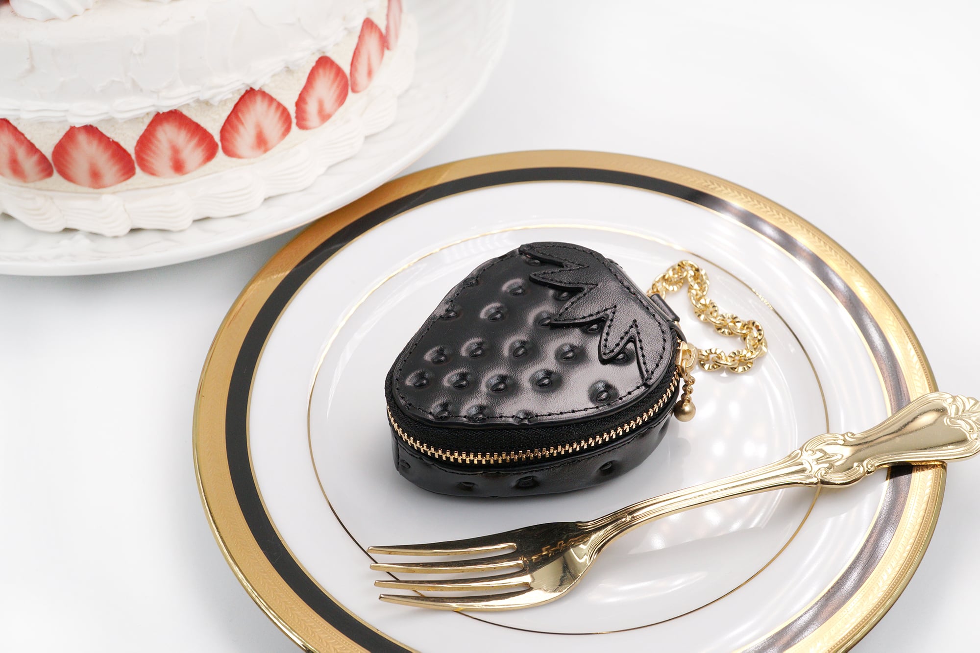 ヘタ付き黒いちごなチャームポーチ(イヤホンケース・小物入れ)/本革製