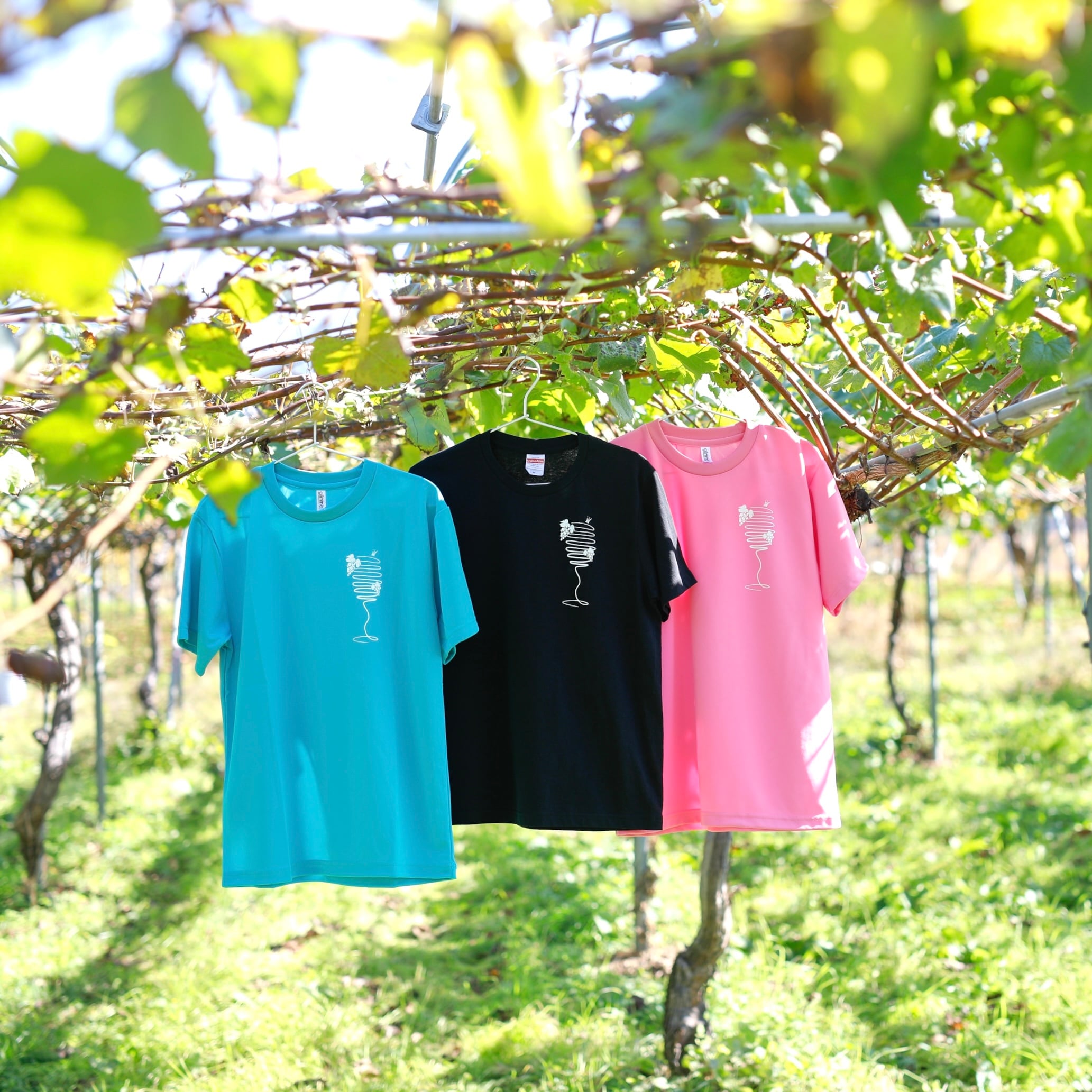 ミントブルー】ブドウ畑の未来に乾杯！ Tシャツ | 斎藤まゆのワイン