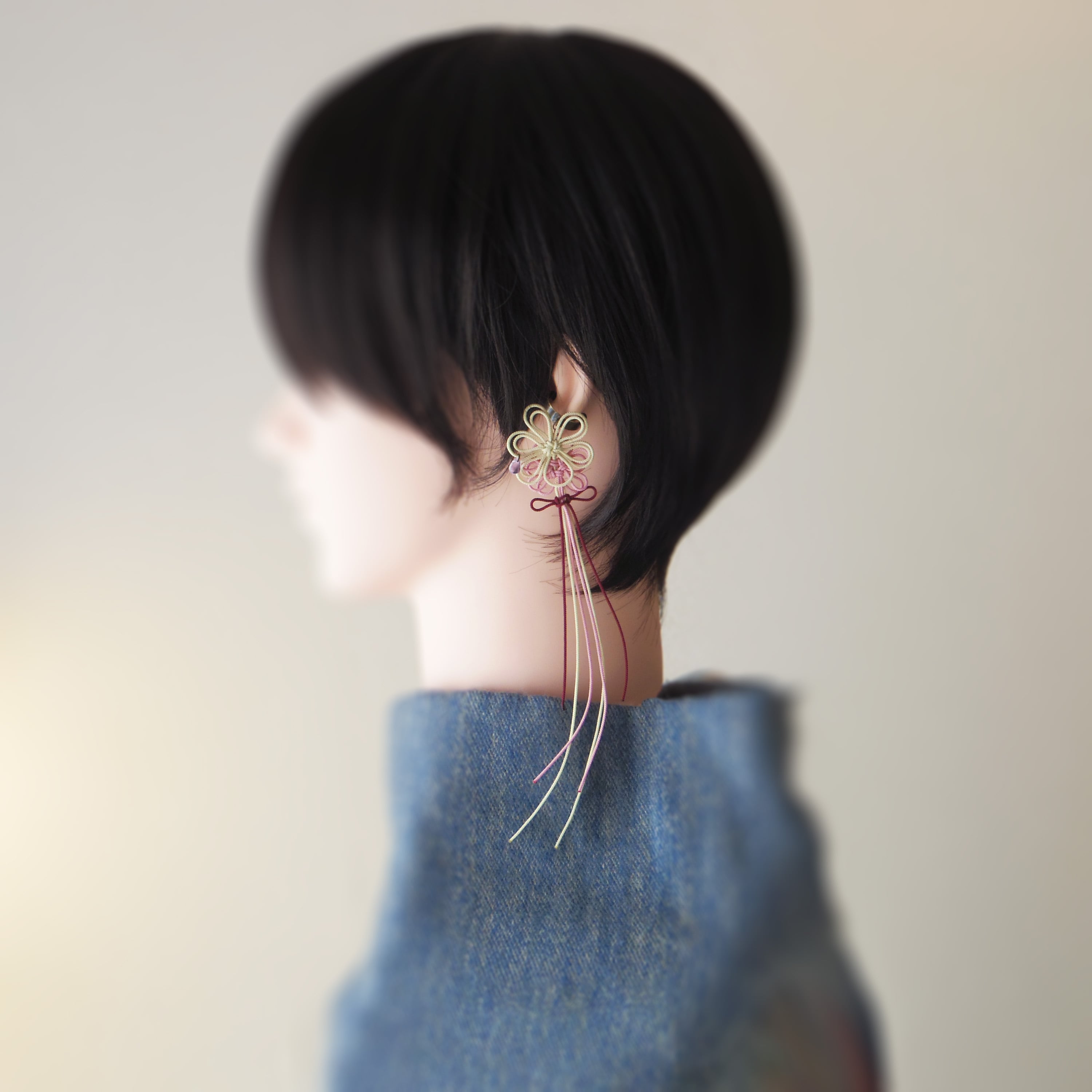 飾り結びかたっぽイヤーカフ「咲キ染ム陽ニ」(アイボリー×淡ピンク×臙脂)【軽量和風】浴衣・着物・日常使いに。