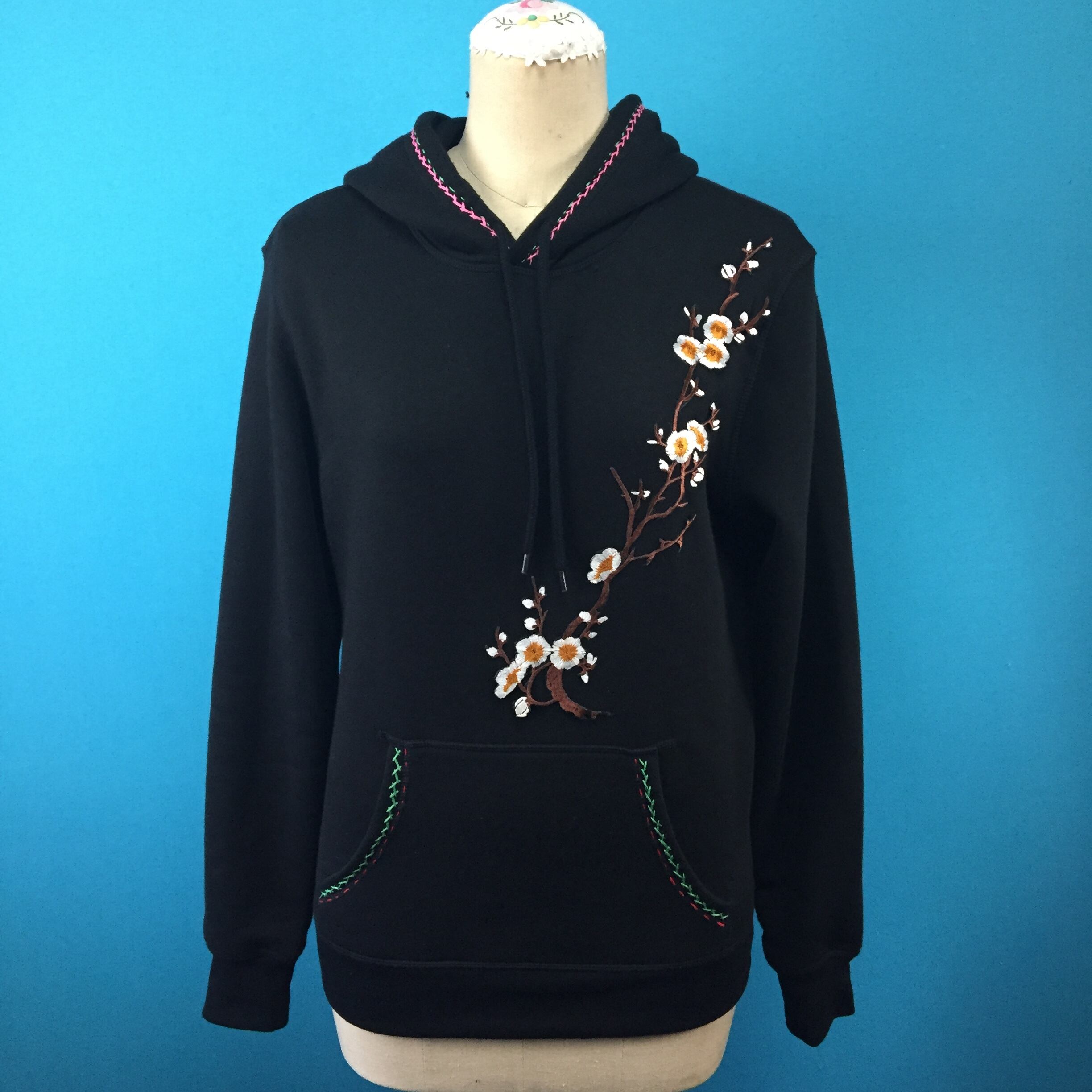 シノワズリ刺繍の黒パーカ すべてハンドメイド服一点ものファッションのプリシラ