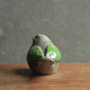 コロンと丸い、華やかな羽を持つ陶器の鳥 1