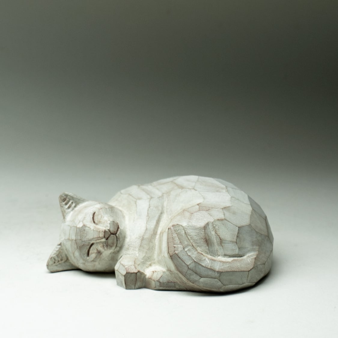 香箱座り猫 20251108 catloaf 20251108 | スギサキ彫刻工房