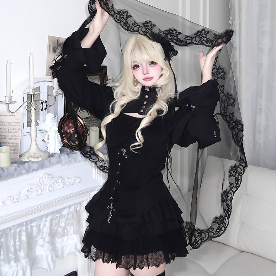 地雷系の装いとして適した三段フリルと裾レースのミニ丈スカート|天使と悪魔