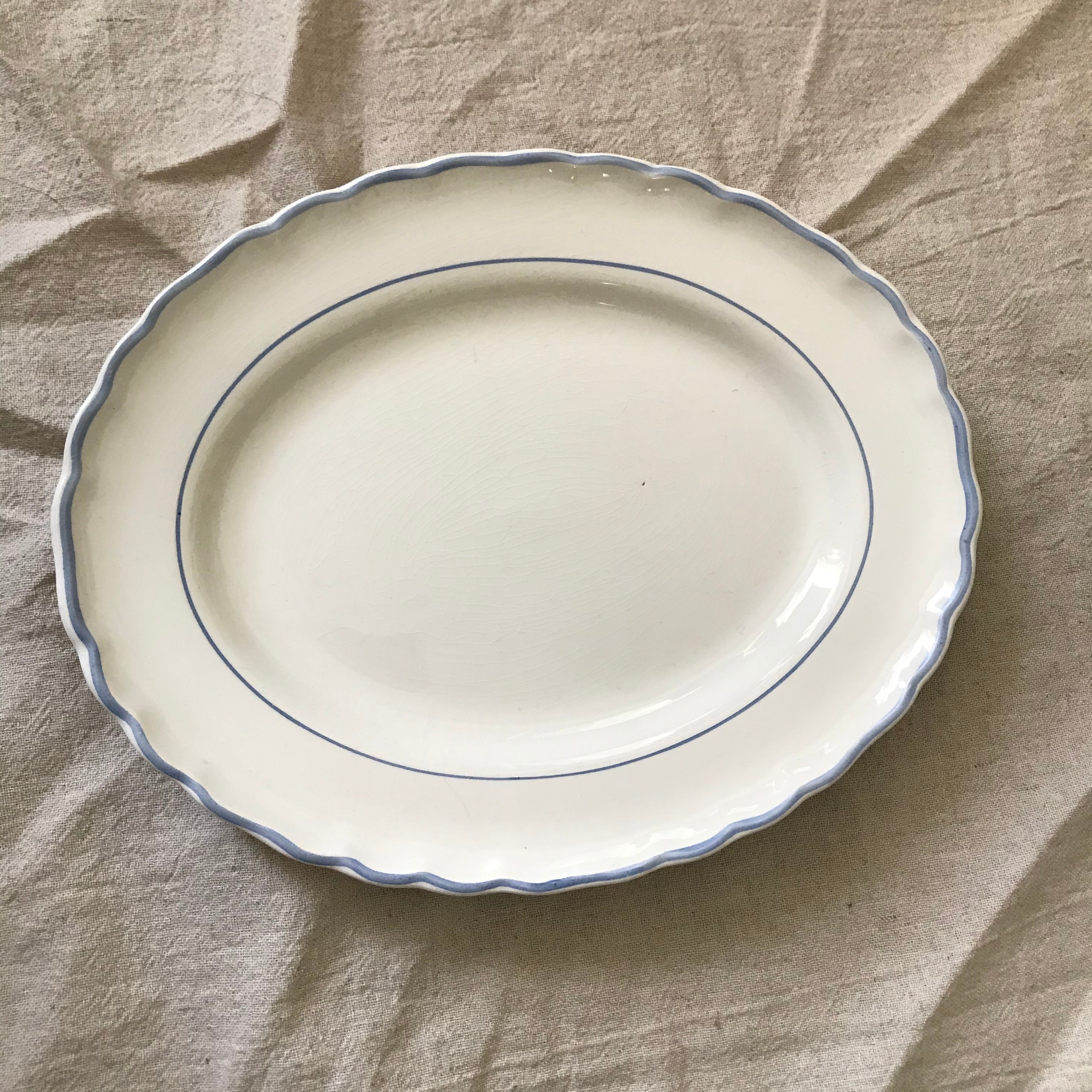 青いラインのオーバルプレート