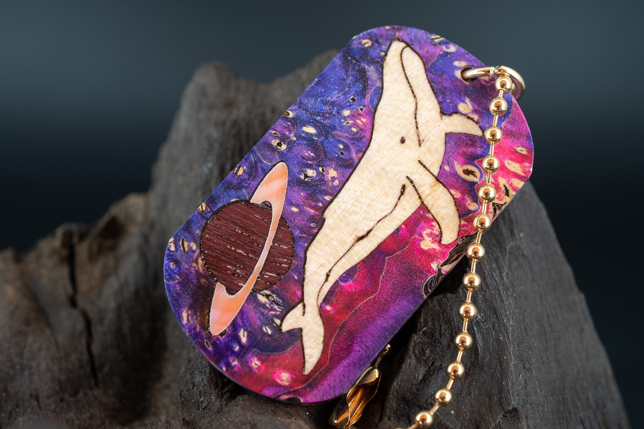 【カナダの象徴】ハードメープル 瘤杢 スタビライズウッド ドッグタグ 象嵌 勇魚と惑星