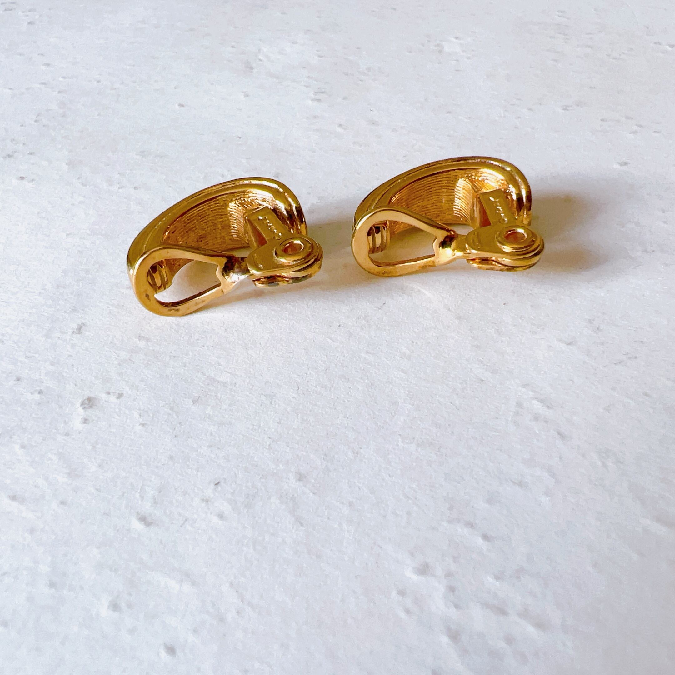 YM86-【 MONET 】モネ・ヴィンテージイヤリング Gold tone black enamel paint clip earring  eslup_boutique