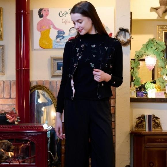 スーパービューティー ニット フラワー刺しゅう ハイネック セーター