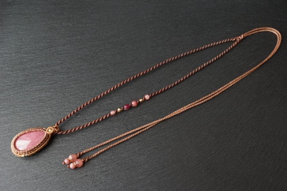 ロードクロサイト(インカローズ)のマクラメネックレス | maytoe