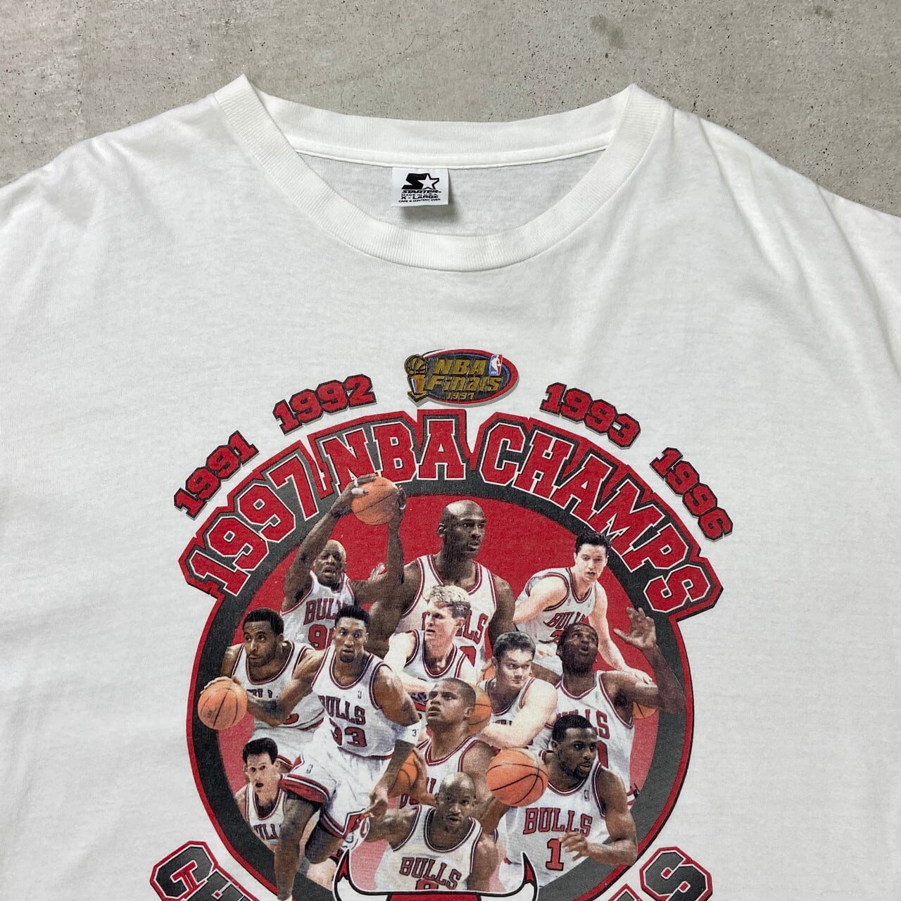 USA製NBAシカゴ・ブルズ 1997 チャンピオン TシャツサイズLメンズ NBA 1997 Chicago Bulls 5 Time Champions graphic T-shirt Size