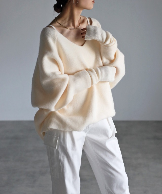 アームウォーマー付きVネックニット