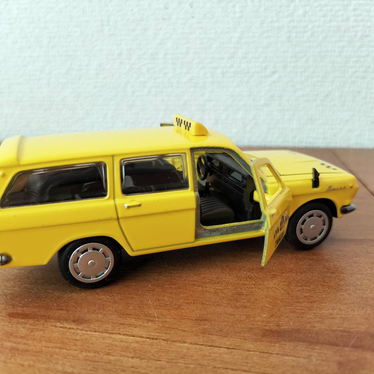 MAS074】ロシアのミニカー、ジオラマ：GAZ2402 ヴォルガ