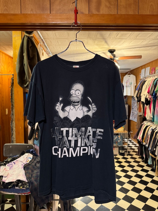THE SIMPSONS ホーマーの「ULTIMATE EATING CHAMPION」グラフィックTシャツ