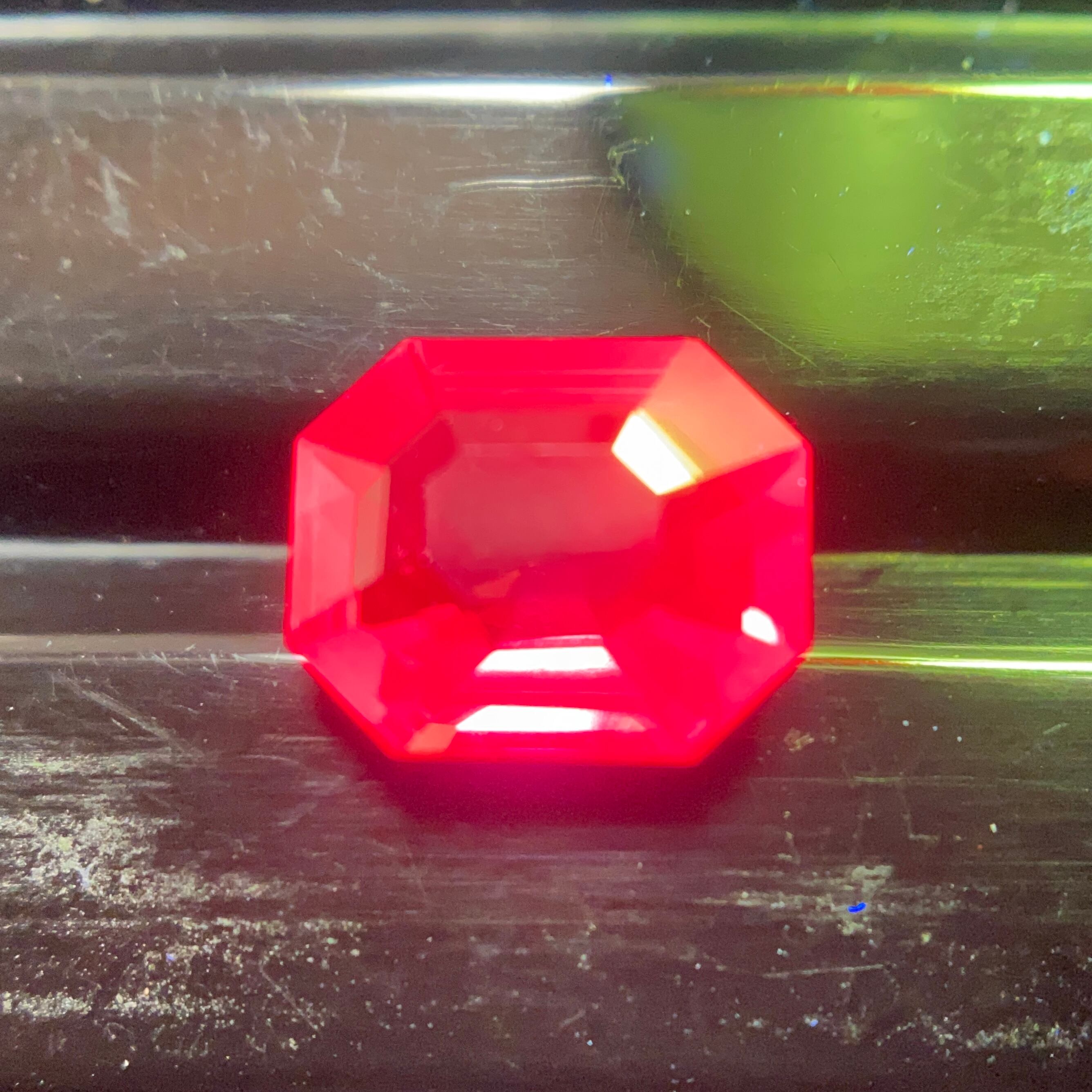 エメラルドカットが珍しいレッドスピネル