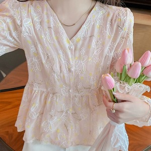 【送料無料】 ブラウス 2色 トップス 長袖 Vネック Aライン フレア プルオーバー ボタン 薄手生地 花柄 かわいい 大人可愛い 大人女子 こなれ感 シンプル カジュアル 大人 上品 おしゃれ お洒落 ラフ コンサバ エレガント フェミニン ガーリー レトロ デート お出かけ お茶会 女子会 休日 授業参観 春 30代 40代 女性用 レディース 着回し プチプライス カラバリ デイリーユース 普段使い ファッション スタイル 楽ちん 定番アイテム 着痩せ 垢抜け ピンク ブルー 春カラー
