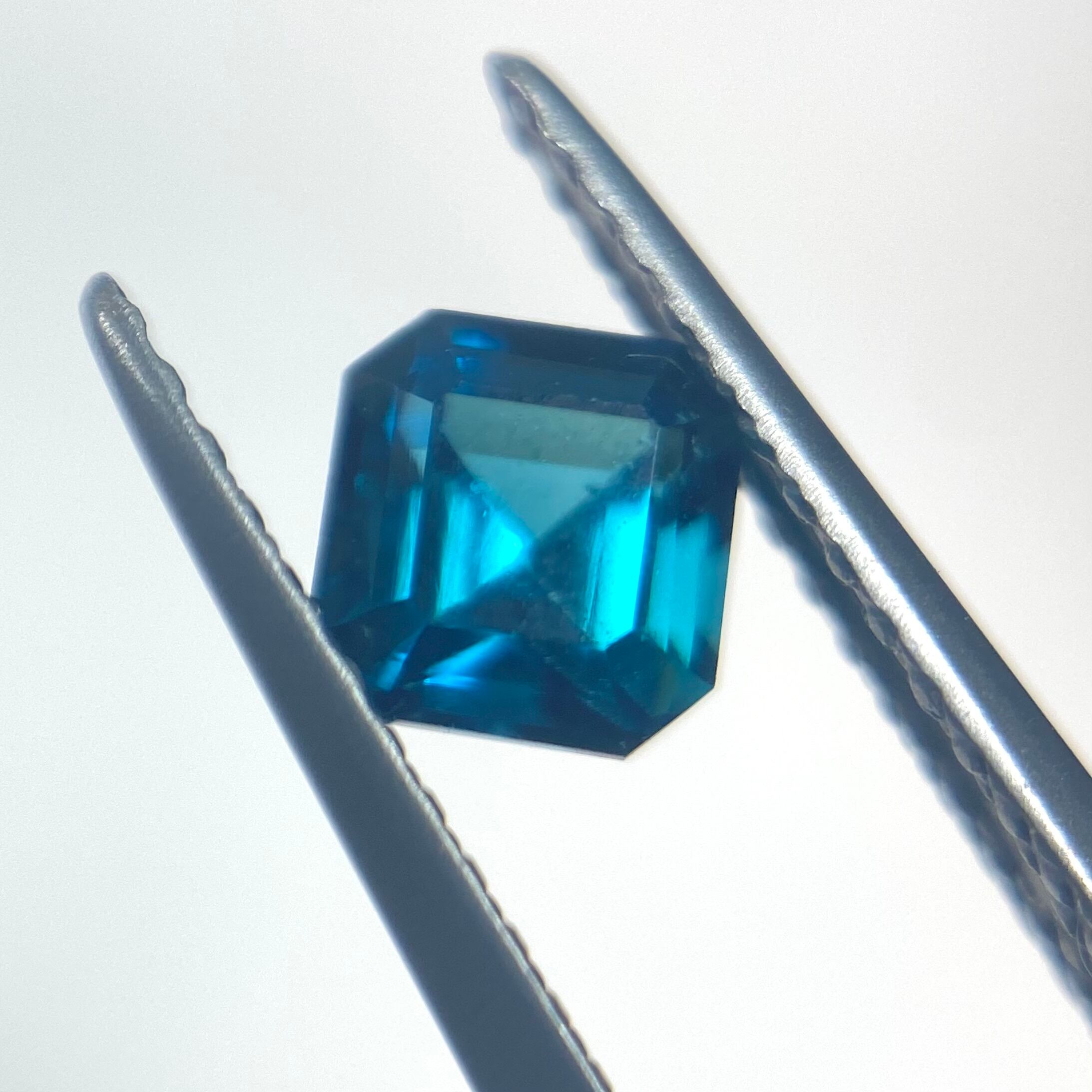 深く鮮やかなインディゴブルートルマリン