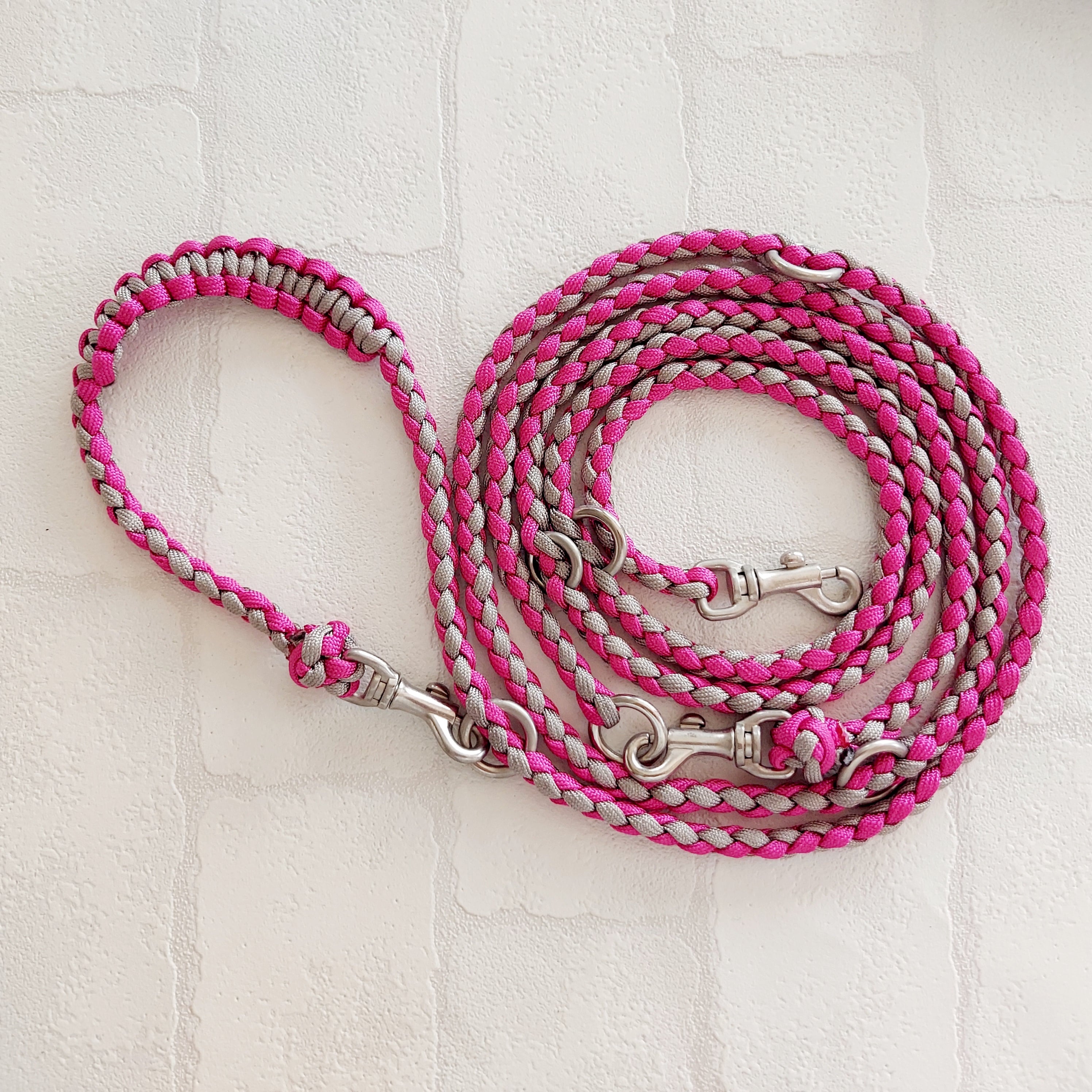 チェリーピンク&カーキ】パラコードリードたすき掛け(リード、腰巻可