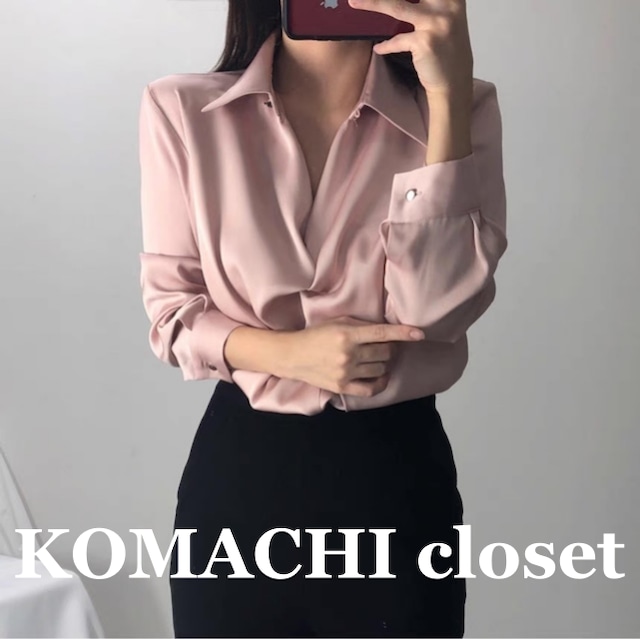 【送料無料】ツイストギャザーサテン調長袖ブラウス 長袖ブラウス 長袖シャツ ブラウス シャツ ピンク 白 ホワイト 灰色 グレー 韓国 オルチャン レディース サテン調ブラウス サテン風ブラウス 高見えブラウス 高見えシャツ 高見え ギャザーツイスト ギャザー ツイスト 可愛い 大人可愛い かわいい お洒落 おしゃれ オトナ女子 大人女子 大人 上品 セミフォーマル 通勤 ビジネス ママ 母 存在感 こなれ感 抜け感 フェミニン 重ね着 普段使い 着回し インスタ映え クール