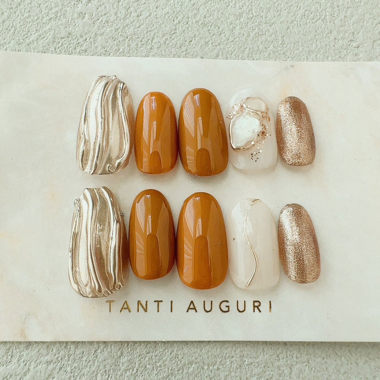 うねうね ネイルチップ 親指 茶色 ブラウン シェル 金色 ゴールド から