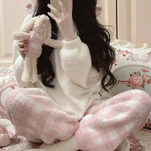 【送料無料】 ふわふわ モコモコ もこもこ 厚手 フリース ルームウェア パジャマ 部屋着 寝巻き 上下セット 2点セット ツーピース トップス 長袖 クルーネック 無地 シンプル ボトムス パンツ ズボン ウエストゴム チェック柄 ギンガムチェック 可愛い 大人 かわいい ガーリー お泊り 旅行 秋 冬 ラクチン ゆったり あったか ふんわり 大きいサイズ ホワイト ピンク