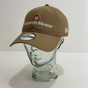 -NEW- NEW ERA × BENJAMIN MOORE COMPANY CAP -ADJUSTABLE-  [KHAKI/WHITE]