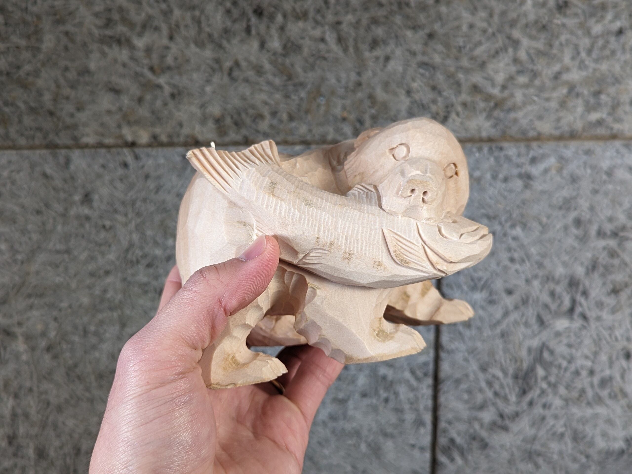 利(とし)さん 喰鮭 #1 | 木彫りの熊 | inoya | Basic Life Store