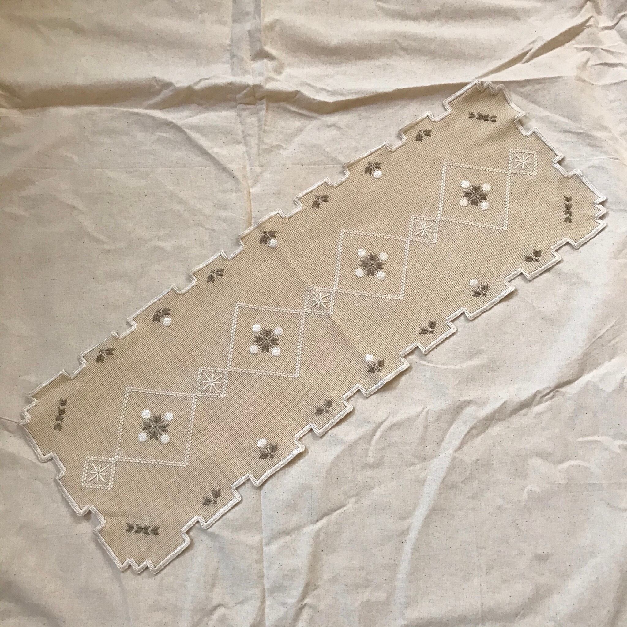 刺繍のテーブルランナー