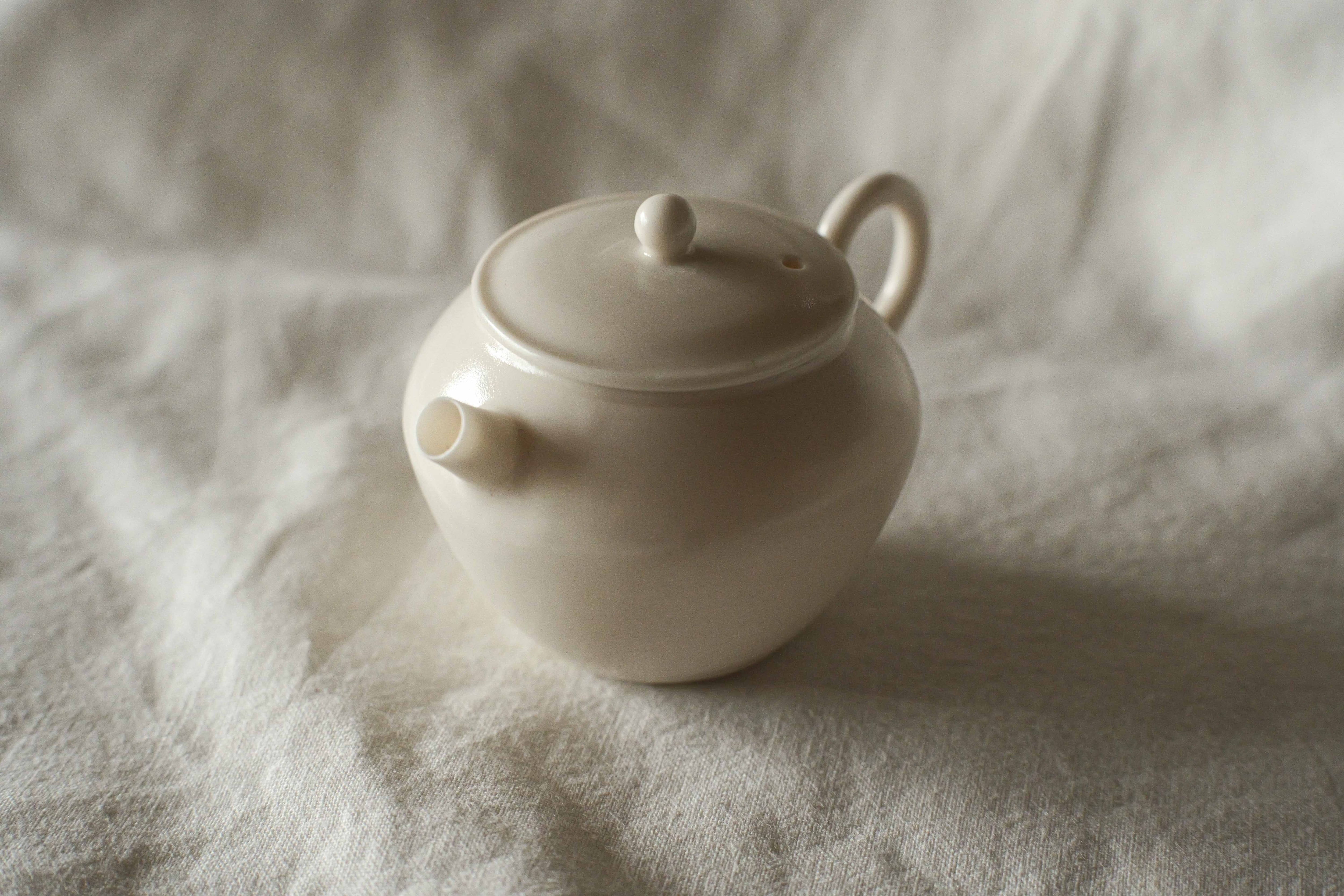 徳化薄胎薪窯白磁茶壺 長月天（ろくろ引き/満水容量92cc） | 北白川糕糰店