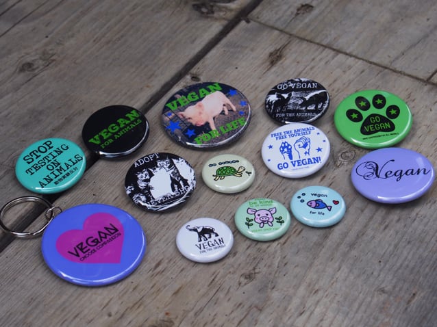 缶バッジ 38mm (紫地に黒文字) | vegan shop FREE