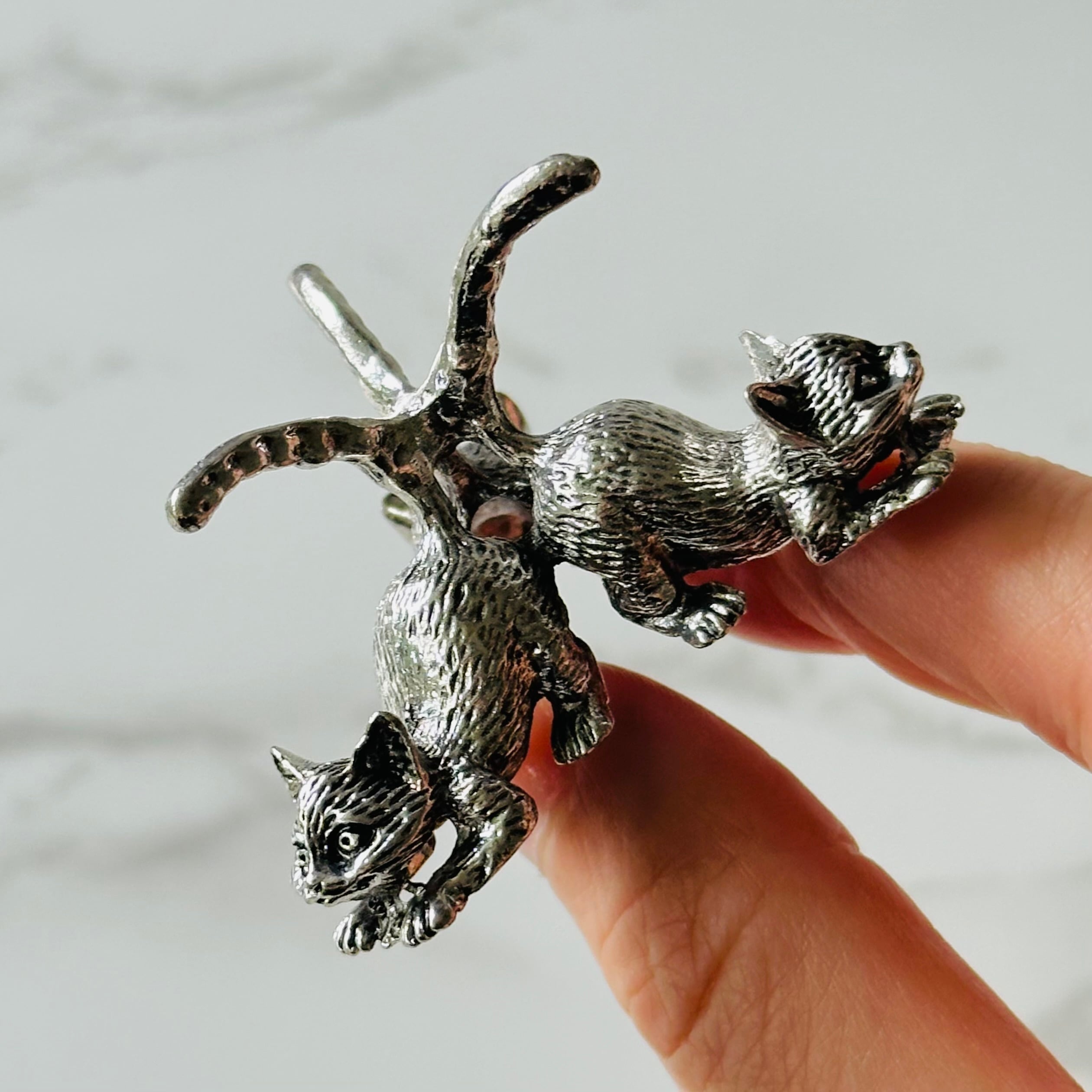 3匹の猫の台座（シルバー） | Mt.Sophia 天然石屋さん／マウントソフィア