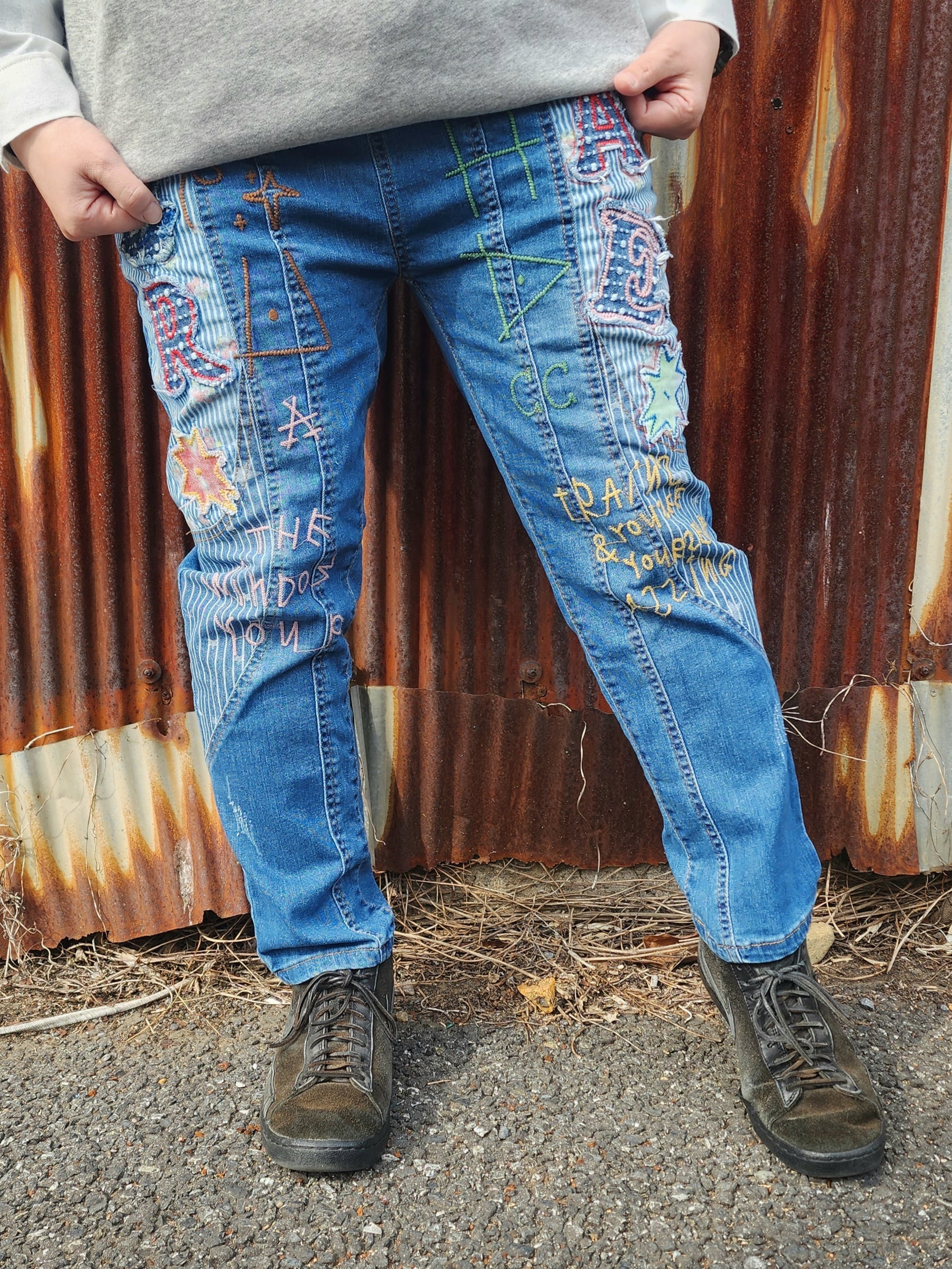 ヒッコリー切り替え英字刺繍デニムパンツ | PAY ID