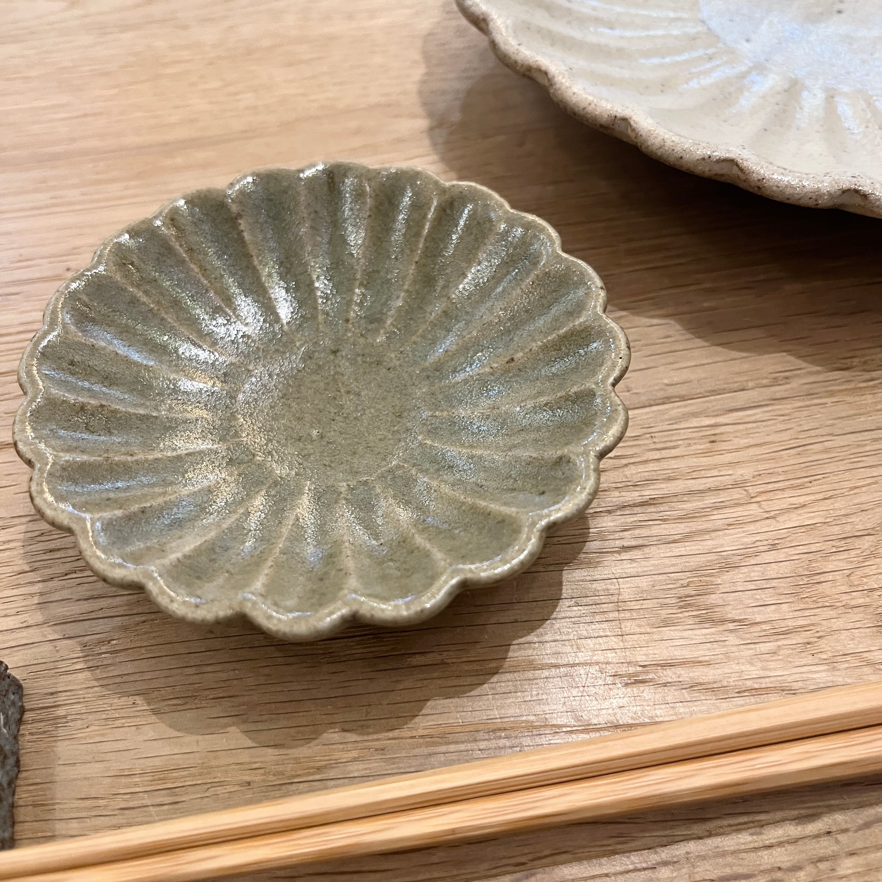 はな 伊藤剛俊 透彫飾皿 ギザギザ 約30cm 期間限定販売＞ 手島英則 松灰釉 シノギ皿 3号 豆皿 | ihana design