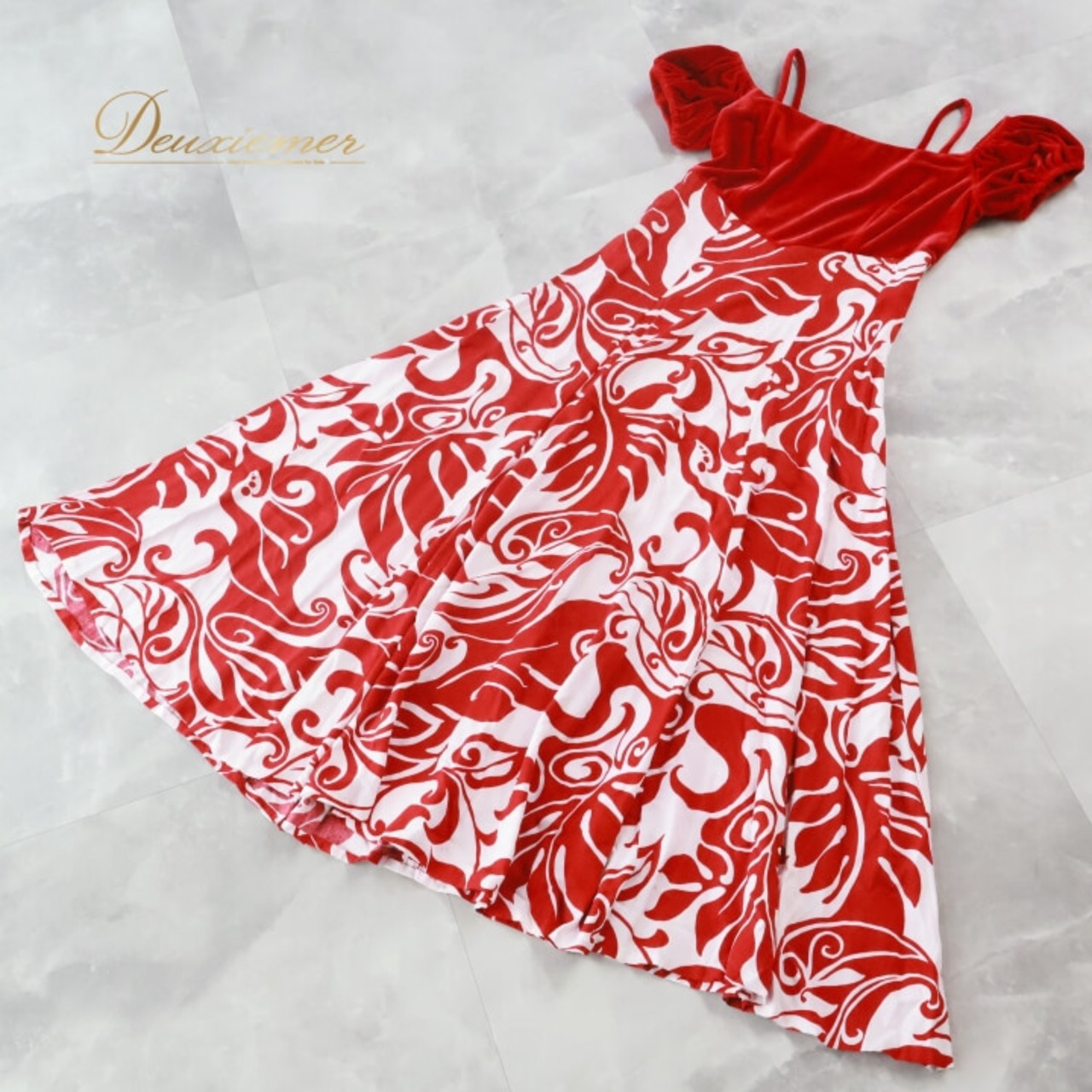 フラダンス衣装 ワンピース ドレス レッド系 u'ino! ハワイ製 ベロア キャミソール ハワイアンプリント アロハ フラ ダンス レッスン 練習 華やか 鮮やか 上品 高級感 ホワイト系 赤 白 フレアスカート 大人っぽい かわいい おしゃれ フラ ダンス衣装 レディース おしゃれ ワンピ ハワイアンドレス パーティードレス コーディネート 鮮やかな赤 フレアデザイン リゾートファッション