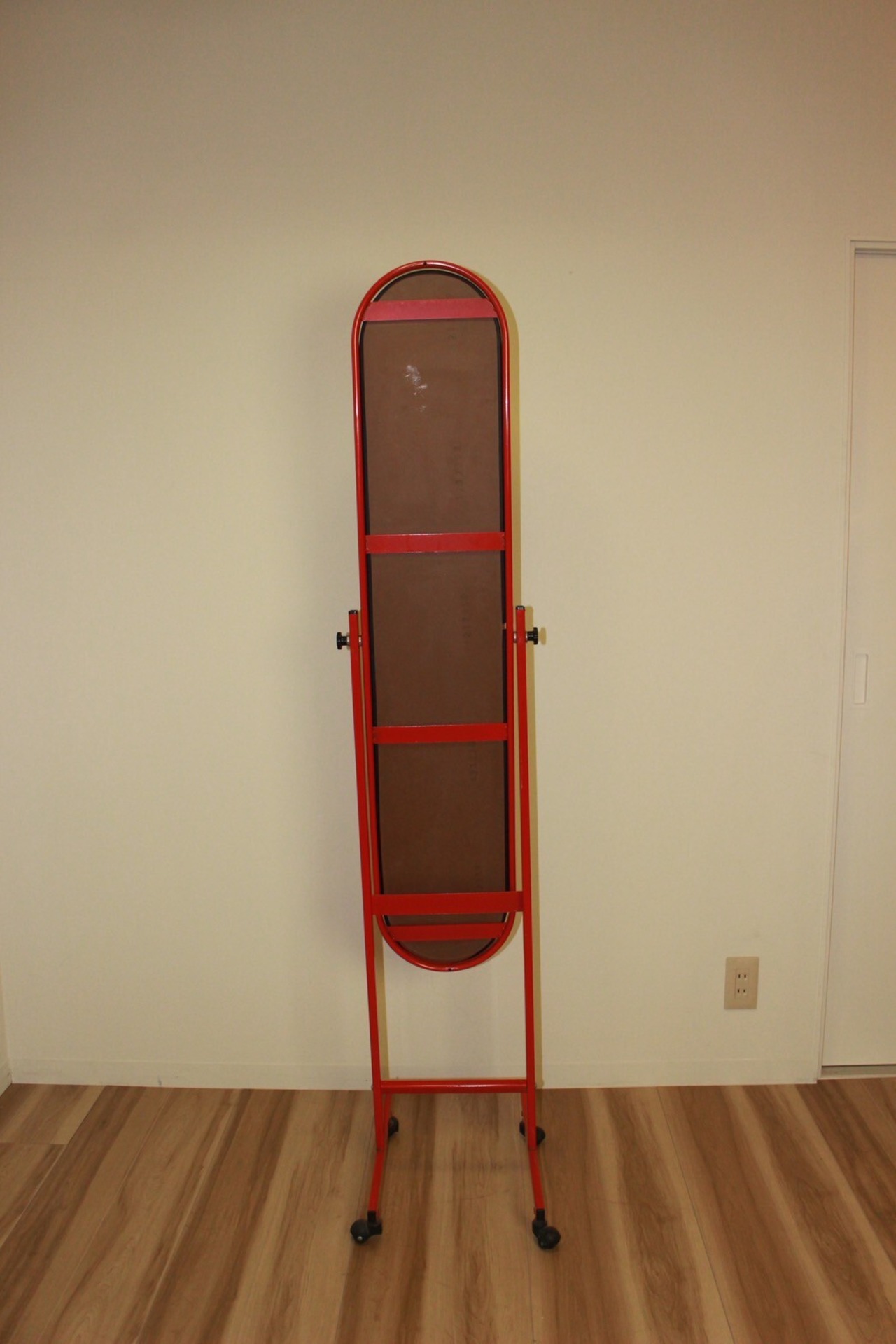 ひとり時間が少しだけ特別になる、レトロポップスタンドミラー