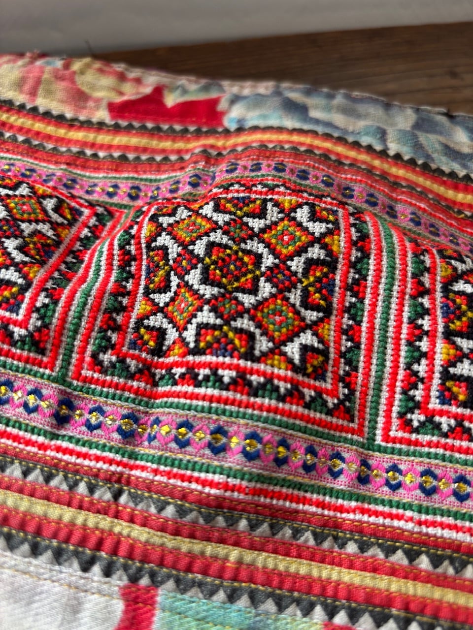 古布モン族手刺繍布後ろ襟・古木チーク額装 モン族 手刺繍布⑤ 古布 | bami モン族スカート通販