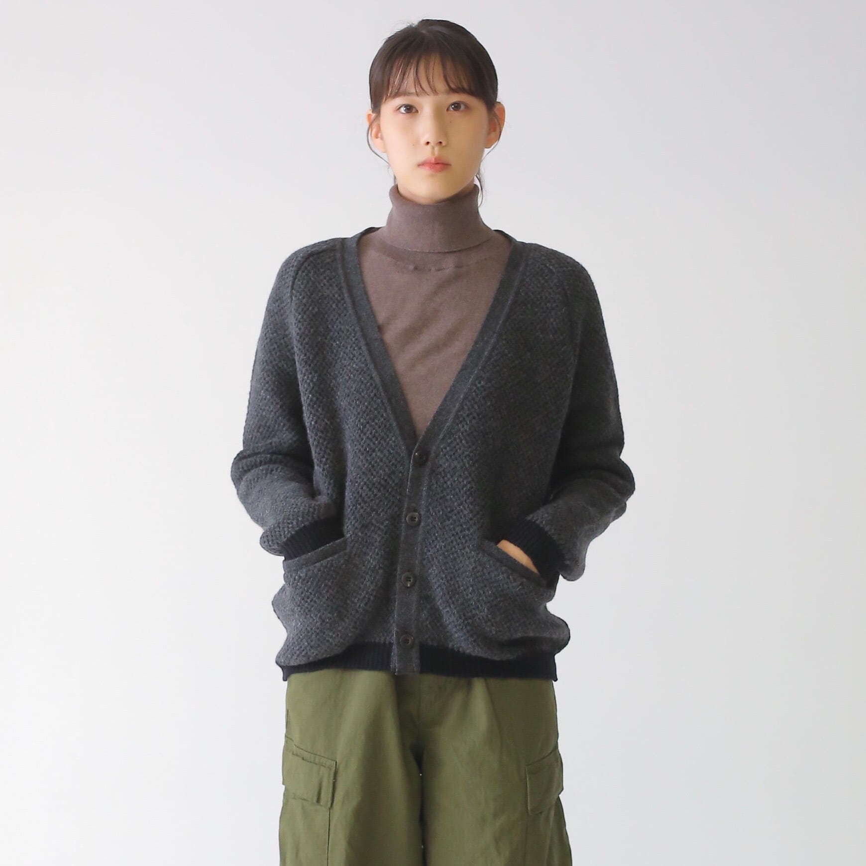 完売御礼_ラムの柔らかカーディガン（チャコール） | toiro knitwear powered by BASE