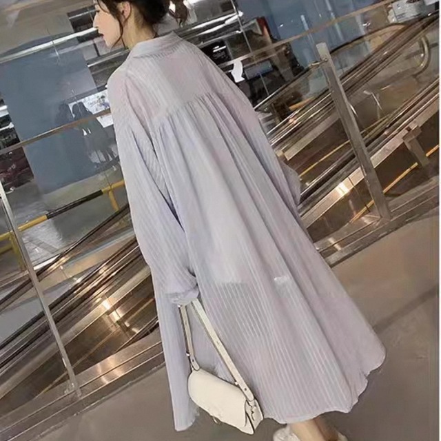 【送料無料】 ロングカーディガン 4色 日焼け防止 UV サマーカーディガン ガウン 冷房対策 ロングコート アウター 羽織り 長袖 Vネック 襟付き フレア Aライン 透け感 シースルー ホワイト ブルー ピンク ニュアンスカラー 薄手生地 かわいい 大人可愛い 綺麗 シンプル カジュアル 大人 上品 おしゃれ お洒落 大人女子 こなれ感 コンサバ 定番アイテム 体型カバー フェミニン ガーリー ストライプ しましま 夏 女性 レディース ママ 30代 40代 お出かけ プール 海 ビーチ リゾート