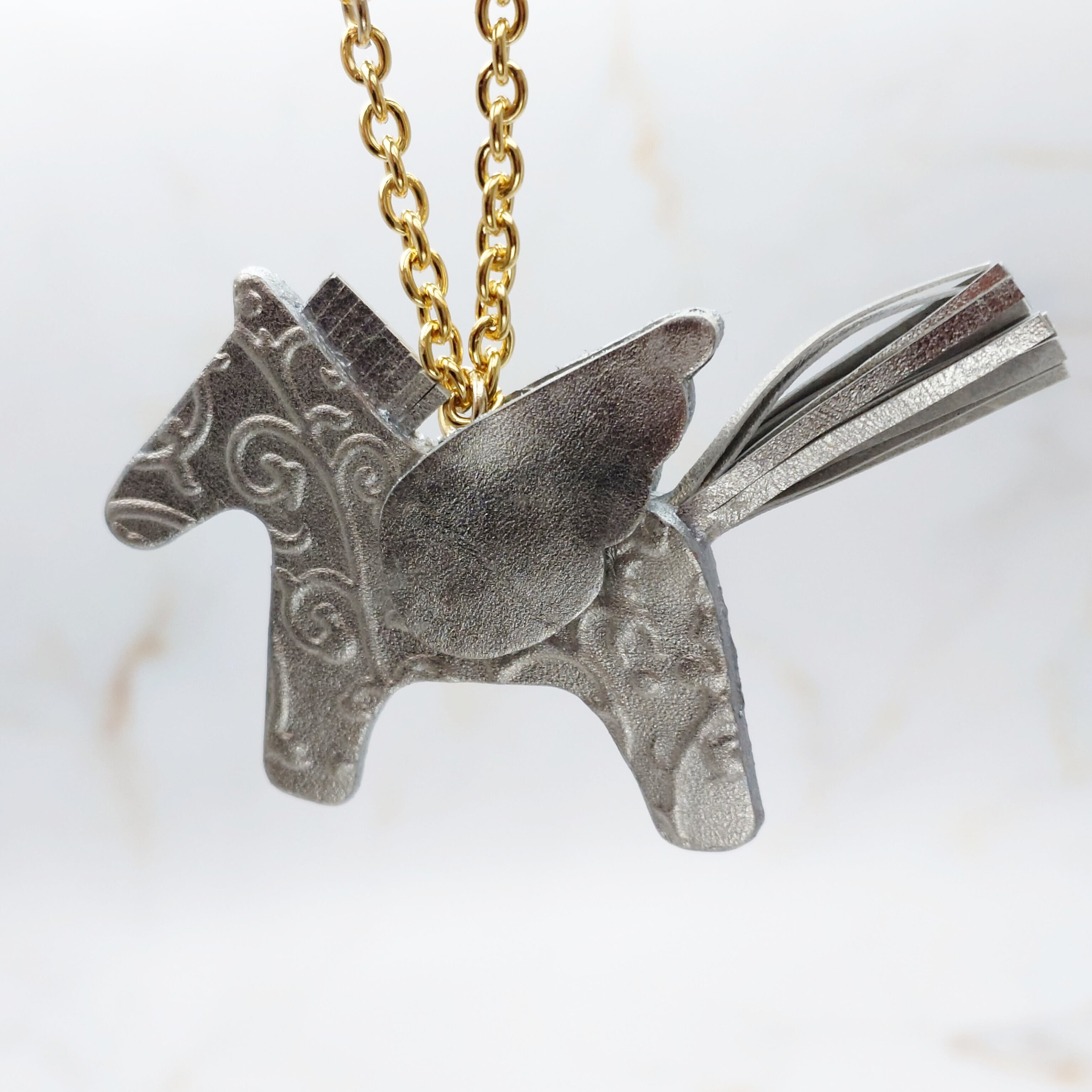 幸せを運ぶペガサスチャーム／馬チャーム・アラベスク柄 | EARSH GOLD