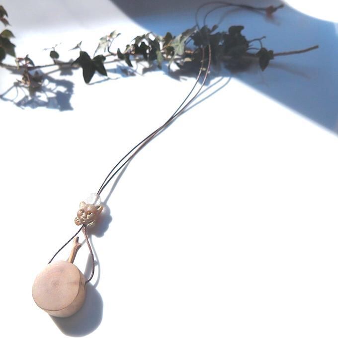 【一点物】✦⋆.八ヶ岳の森の贈り物 ✦⋆.·考える猫と桜の木とルチルクォーツのアロマボトルネックレス ⋆.·✦