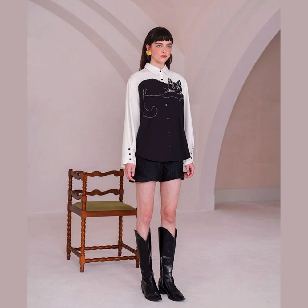 黒猫が寝そべるモノトーンバイカラーシャツ E00306 | EMMA GRAND