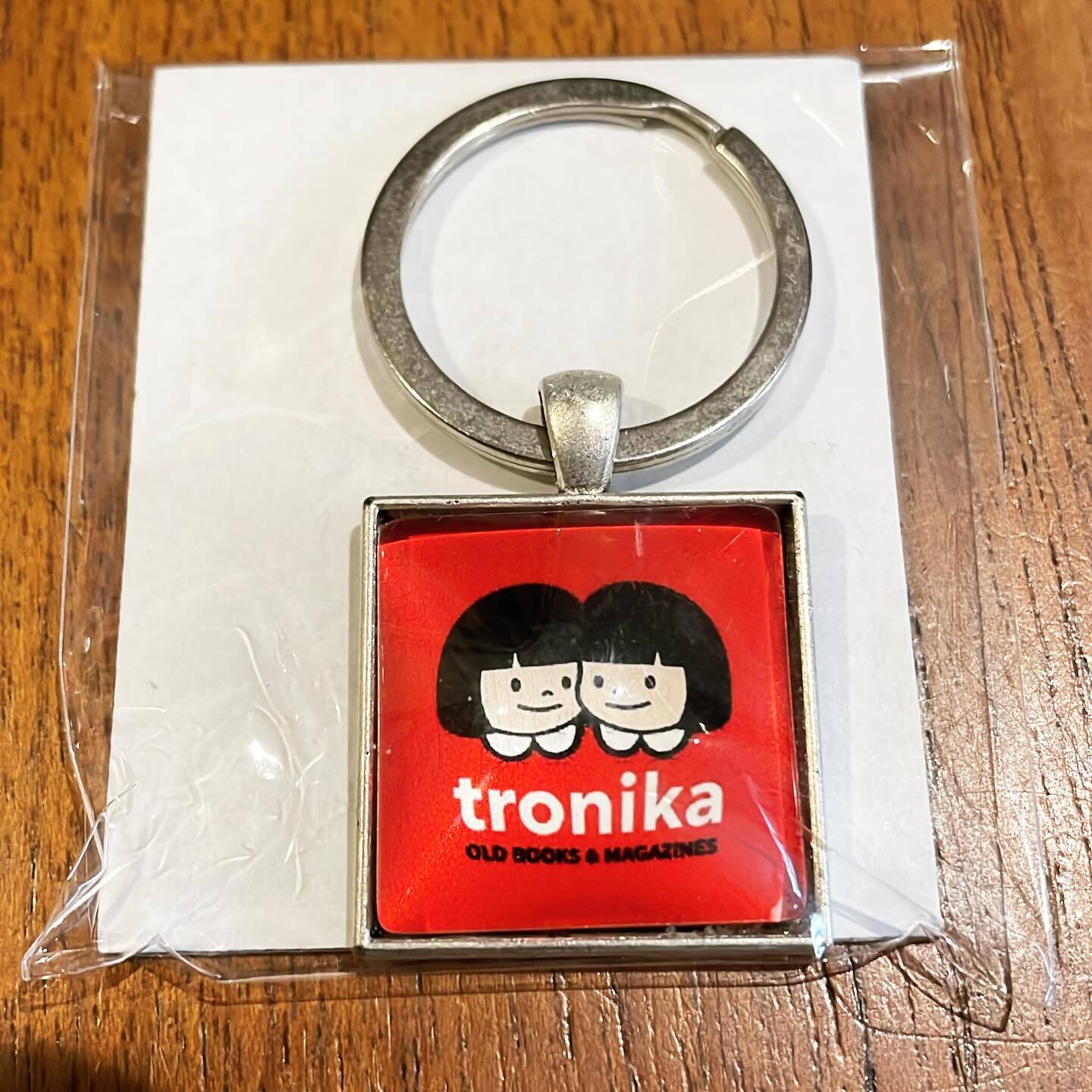 キーホルダー「トロニカ　双子　イラスト　顔アップ　四角　赤」 - 画像1