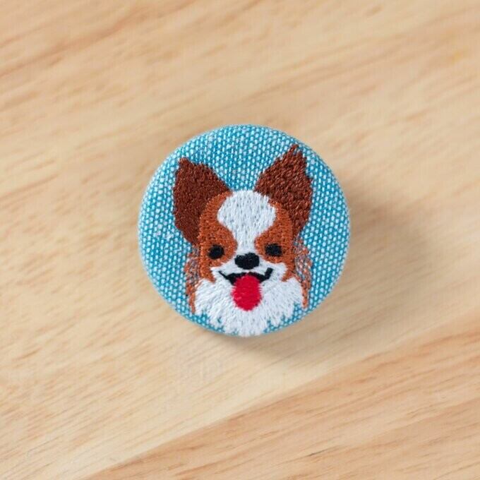 刺繍くるみブローチ(青)パピヨン
