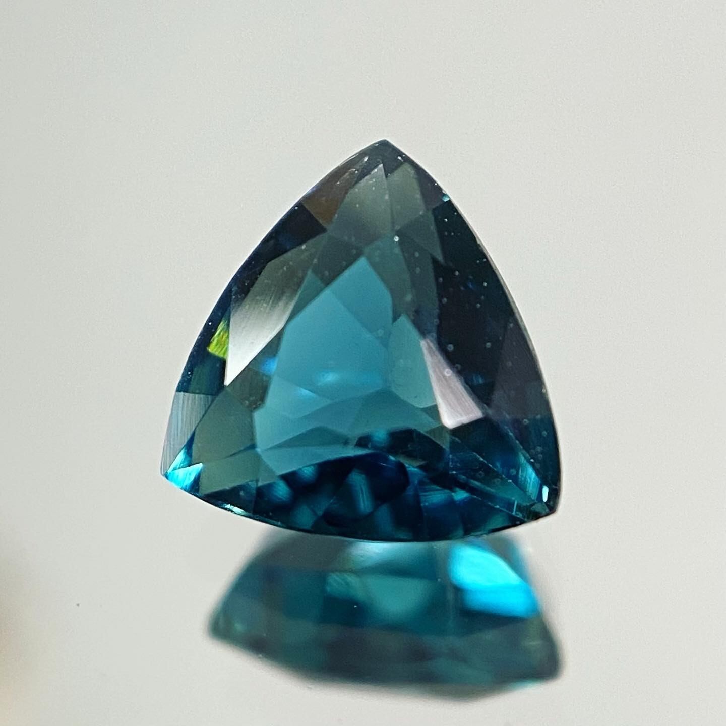 希少なインディゴライト