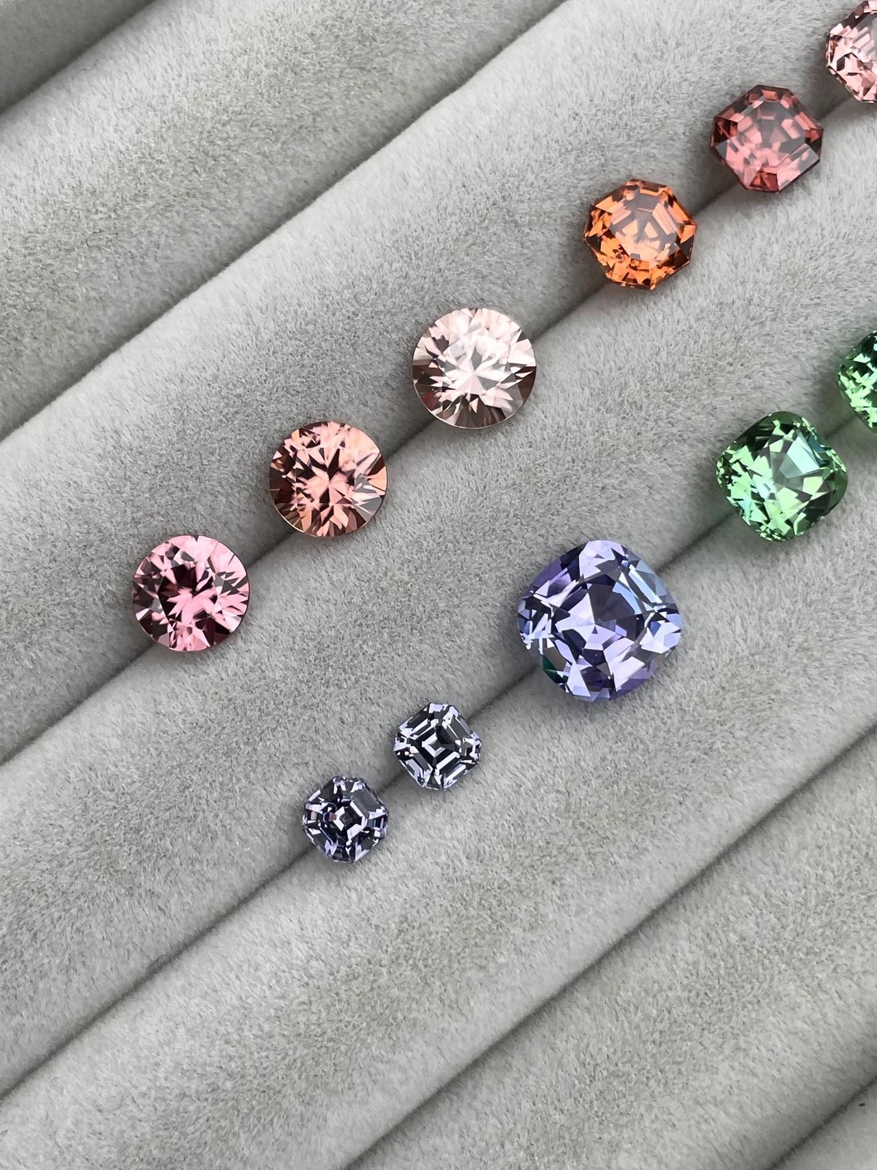 【2ピースペア販売 】グレイッシュパープルスピネル アッシャーカット タンザニア産 4x4mm, 0.72ct